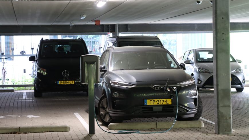 Laadpaal in de garage van een appartement