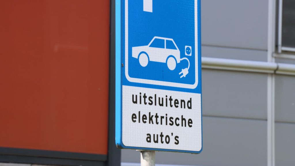 Laadpaal op VvE terrein