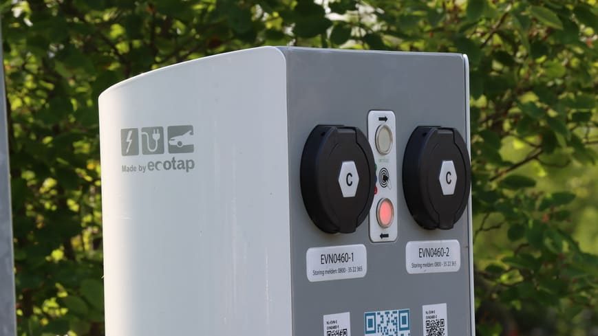 Laadpaal knippert rood, groen of blauw