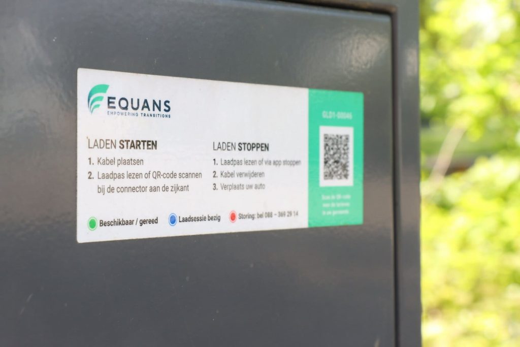 Sticker met laadstappen op laadpaal